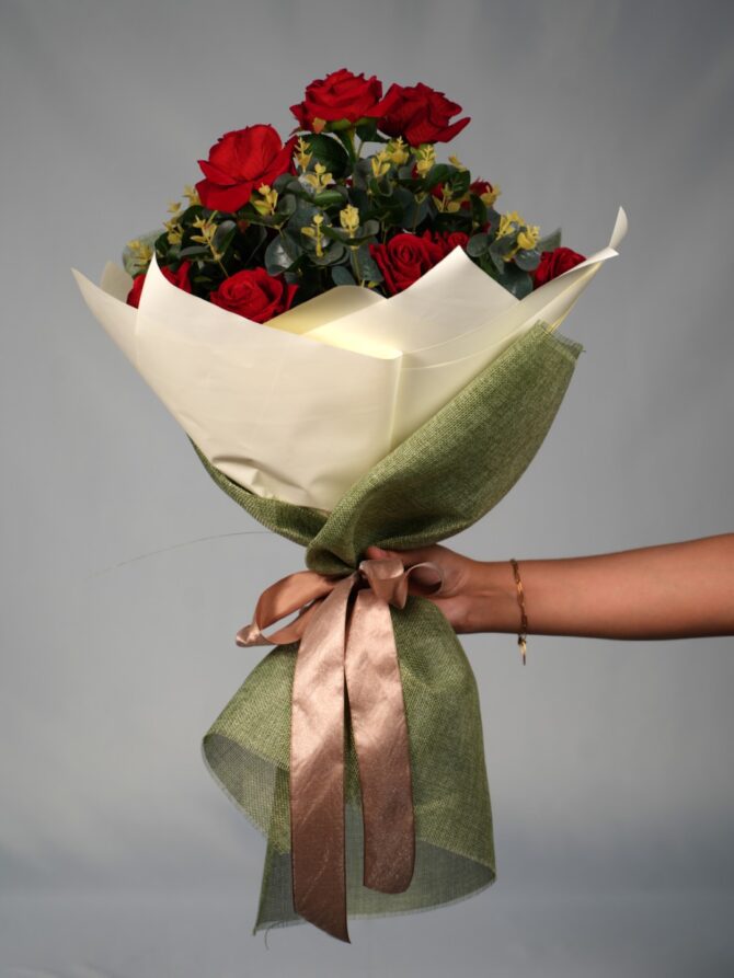 Classic 18 Rose Bouquet - Image 3