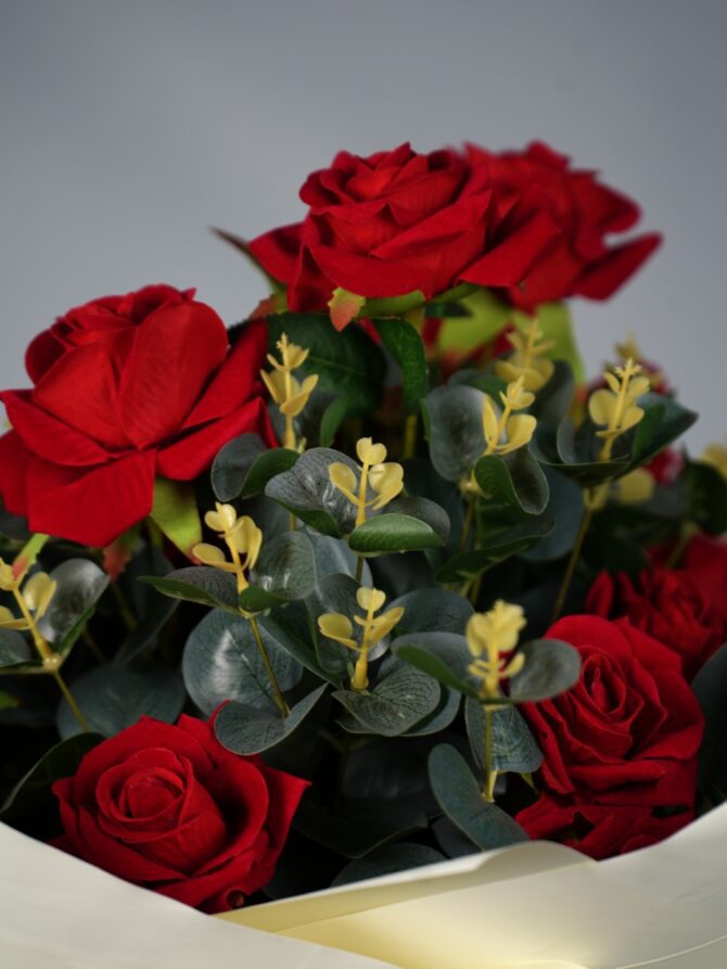 Classic 18 Rose Bouquet - Image 4